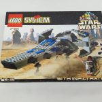 外箱の正面。『LEGO SYSTEM』『STAR WARS』のロゴと『SITH INFILTRATOR』の文字、組み立てた機体の写真