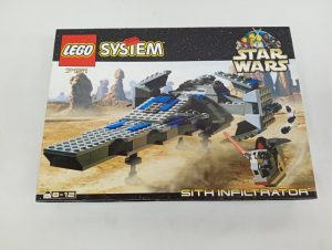 外箱の正面。『LEGO SYSTEM』『STAR WARS』のロゴと『SITH INFILTRATOR』の文字、組み立てた機体の写真