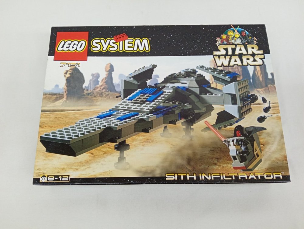 外箱の正面。『LEGO SYSTEM』『STAR WARS』のロゴと『SITH INFILTRATOR』の文字、組み立てた機体の写真