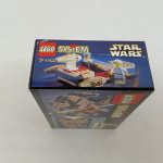 箱の端面。ランドスピーダーとミニフィギュアの写真