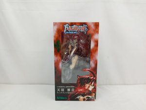 外箱の正面。『WITCHBLADE ウィッチブレイド』のロゴと窓から見えるフィギュア、『天羽雅音』の文字
