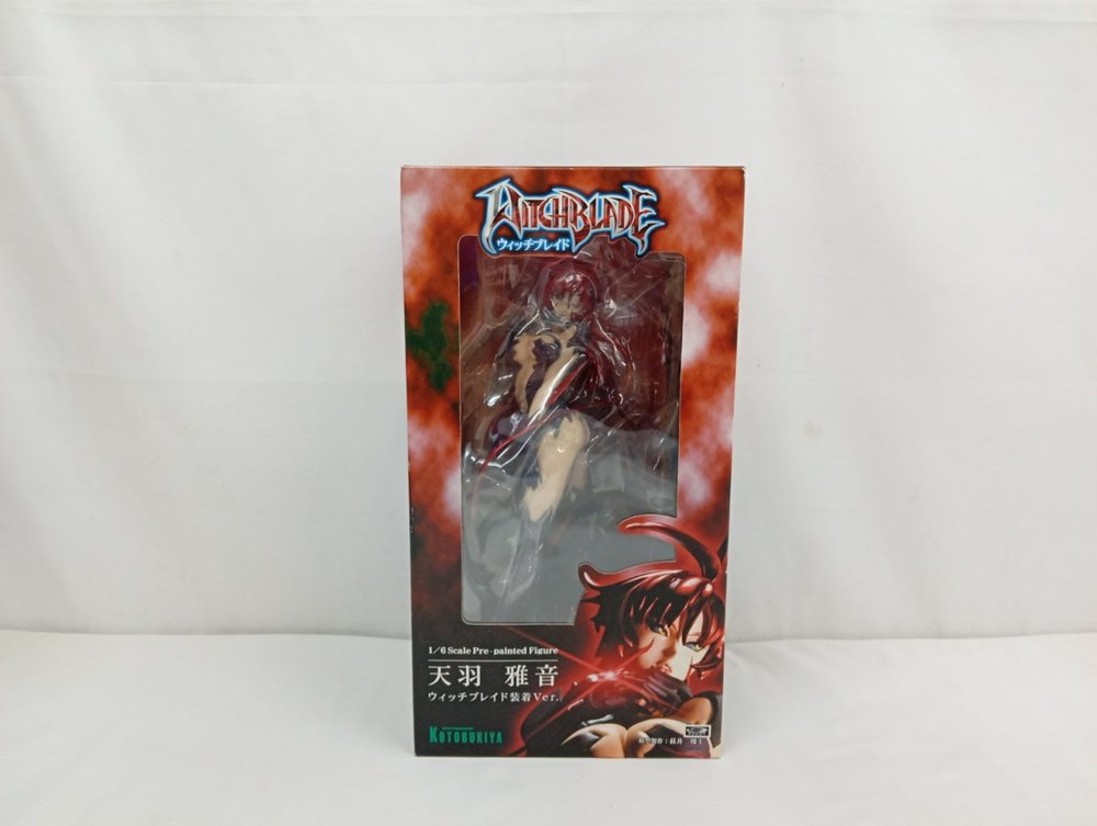 外箱の正面。『WITCHBLADE ウィッチブレイド』のロゴと窓から見えるフィギュア、『天羽雅音』の文字