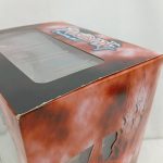 外箱の上面と窓を斜めから見た様子