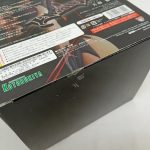 外箱の底面を斜めから見た様子。注意書きと『KOTOBUKIYA』のロゴ