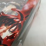 窓から見たフィギュアの顔の拡大と箱の絵
