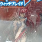 窓から見たフィギュアの拡大と『ウィッチブレイド』の文字