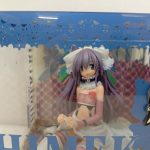 箱の窓から見えるフィギュアの上半身の拡大