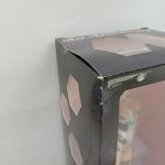 外箱の側面の窓と角のアップ