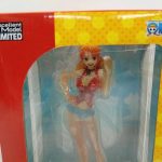 外箱の窓の中のナミのフィギュアの拡大とExcellent Model LIMITEDのロゴ