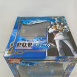 外箱を上から写したもの。上面の窓とキャラクターの絵、ロゴ