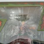 外箱の窓から見えるトレイ入りのフィギュア