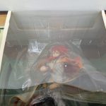 外箱の窓の中のフィギュアの拡大