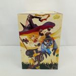 外箱の側面。魔女の帽子をかぶったキャラクターの絵