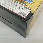 外箱の底面の角。バーコードと製品表示