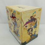 外箱を斜めから写したもの。側面のキャラクターの絵