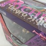 外箱の上面と窓を斜めから見た様子。『PSYCHIC』のロゴ