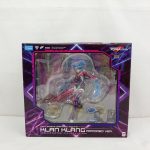 箱の正面。窓から青い髪のフィギュアが見え、KLAN KLANG ARMORED VER. の文字