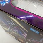 箱の角の拡大。Excellent Model のロゴ