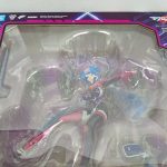 箱の窓から見えるフィギュアと付属パーツ