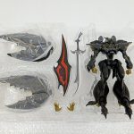 トレイに入った本体、剣、盾、手首パーツ