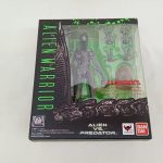 外箱の正面。『ALIEN WARRIOR』『ALIEN VS. PREDATOR』の文字と窓から見えるフィギュア