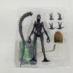 トレイに入ったフィギュアと付属の部品の拡大