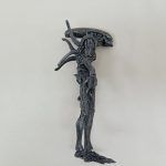 エイリアンのフィギュアを横から写したもの