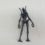 エイリアンのフィギュアの正面の全身