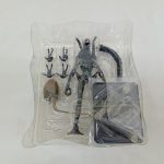 トレイに入ったフィギュアと台座の部品を別の向きから写したもの