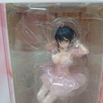 外箱の窓から見えるフィギュアを近くから写した様子