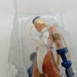 ブリスター越しのフィギュアの上半身。表面にしみ