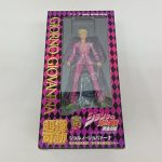 外箱の正面。『超像可動』『ジョジョの奇妙な冒険 黄金の風』のロゴと窓から見えるピンクのスーツのジョルノ・ジョバァーナ