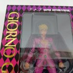 外箱の窓の拡大。ジョルノの上半身