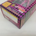 外箱の正面下部と側面を斜めから見た様子