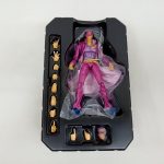 黒いトレーに収まったフィギュア本体と、差し替え用の手首パーツ