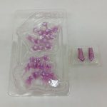 ブリスターに入った紫のエフェクトパーツと、別袋の靴パーツ