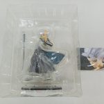 ブリスターに入ったフィギュア本体と刀、キャラクターのカード