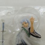 ブリスター越しのフィギュア上半身と刀の拡大