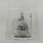 ブリスターに入ったフィギュアを別の角度から写したもの