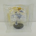 ブリスターに収まった金色の闇のフィギュア全体。黒い台座付き