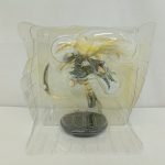 ブリスターを裏側から写した様子。フィギュアの背面と台座