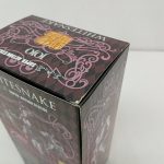外箱の上面を斜めから。『WHITESNAKE』『SUPER ACTION STATUE』の文字