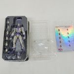 ブリスターに収まったフィギュアと交換用の手首パーツ、透明の台座、ホログラムのシール