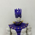フィギュアの頭部と胸元の拡大。紫のマスクと肩の装飾