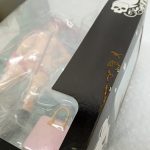 外箱の窓部分を斜めから見た様子。箱の縁に汚れの付着