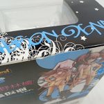 外箱の上部を斜めから見た様子。キャラクターの絵と商品名