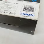外箱の底面。商品名入りのバーコードラベルとYAMATOのロゴ