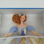人形の上半身。花の髪飾りと水色の袖のドレス