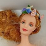 人形の顔と花の髪飾りの拡大
