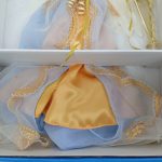 ドレスのスカート部分。金色のサテンとチュール
